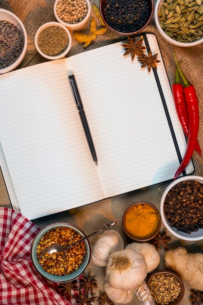 Książka kucharska i przyprawy